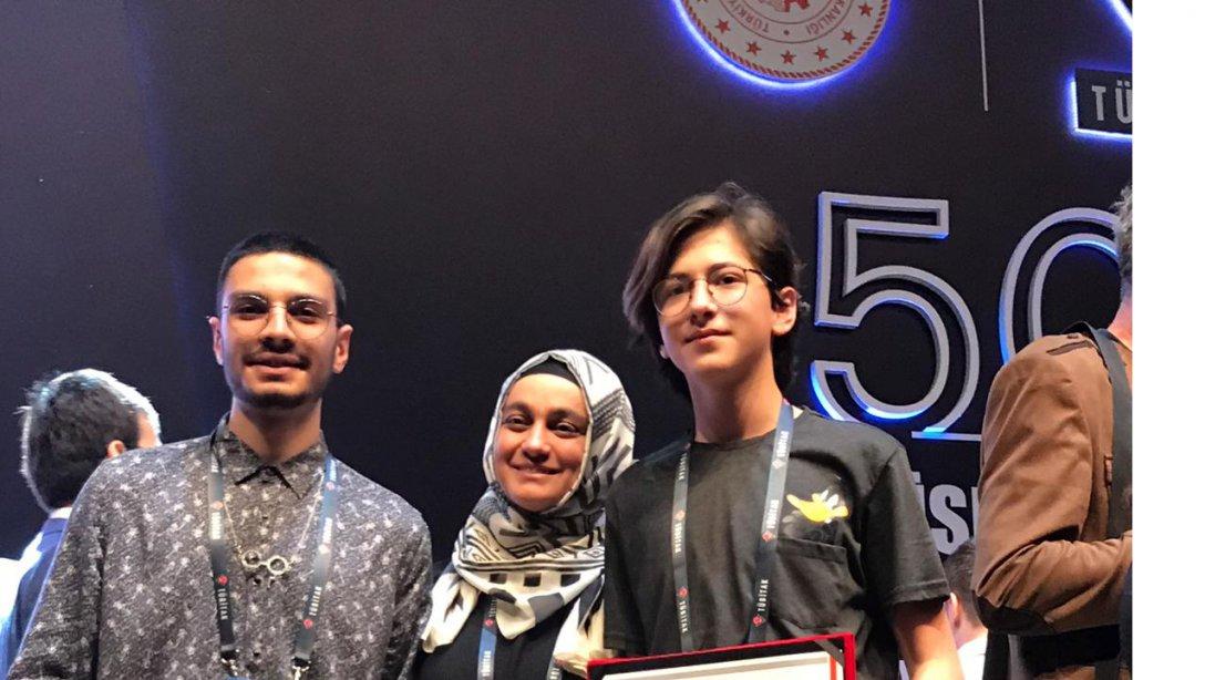 Hacıveyiszade Anadolu İmam Hatip Lisesi öğrencileri teşvik ödülü aldı.