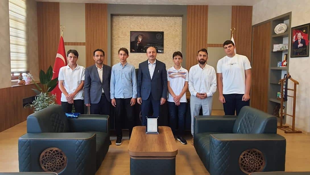 Şampiyonlar İlçe Müdürünü Ziyaret Etti